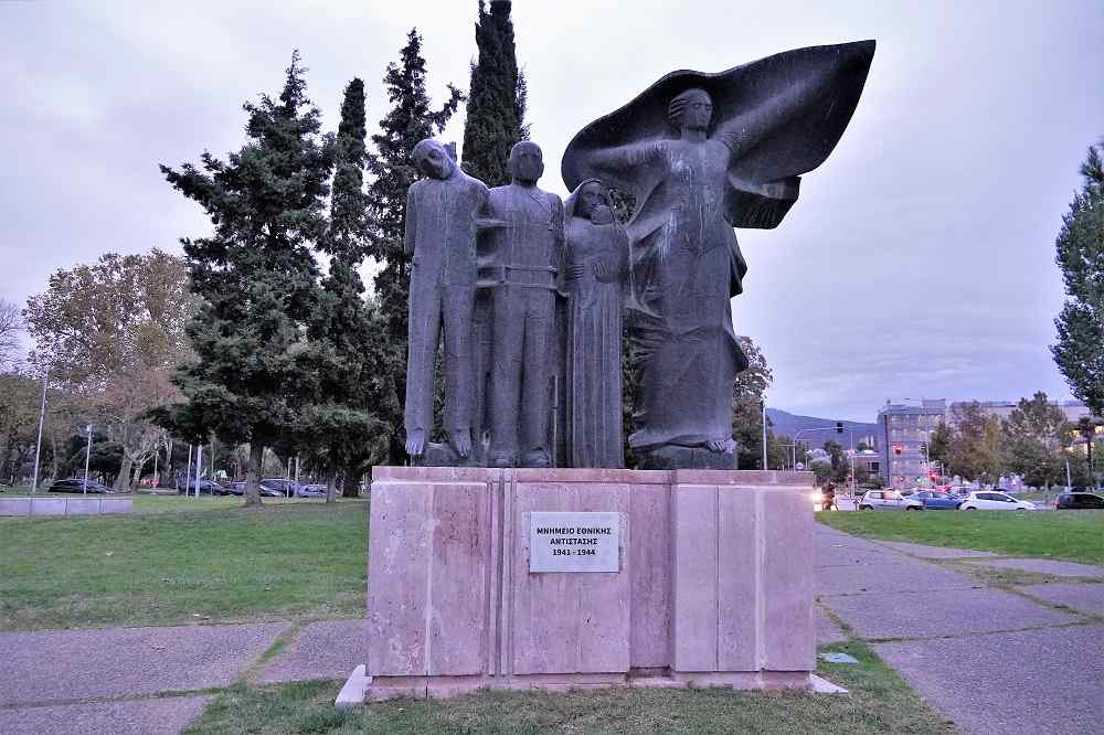 -Το Μνημείο Εθνικής Αντίστασης: Έργο, επίσης του γλύπτη Ευάγγελου Μουστάκα (1987)