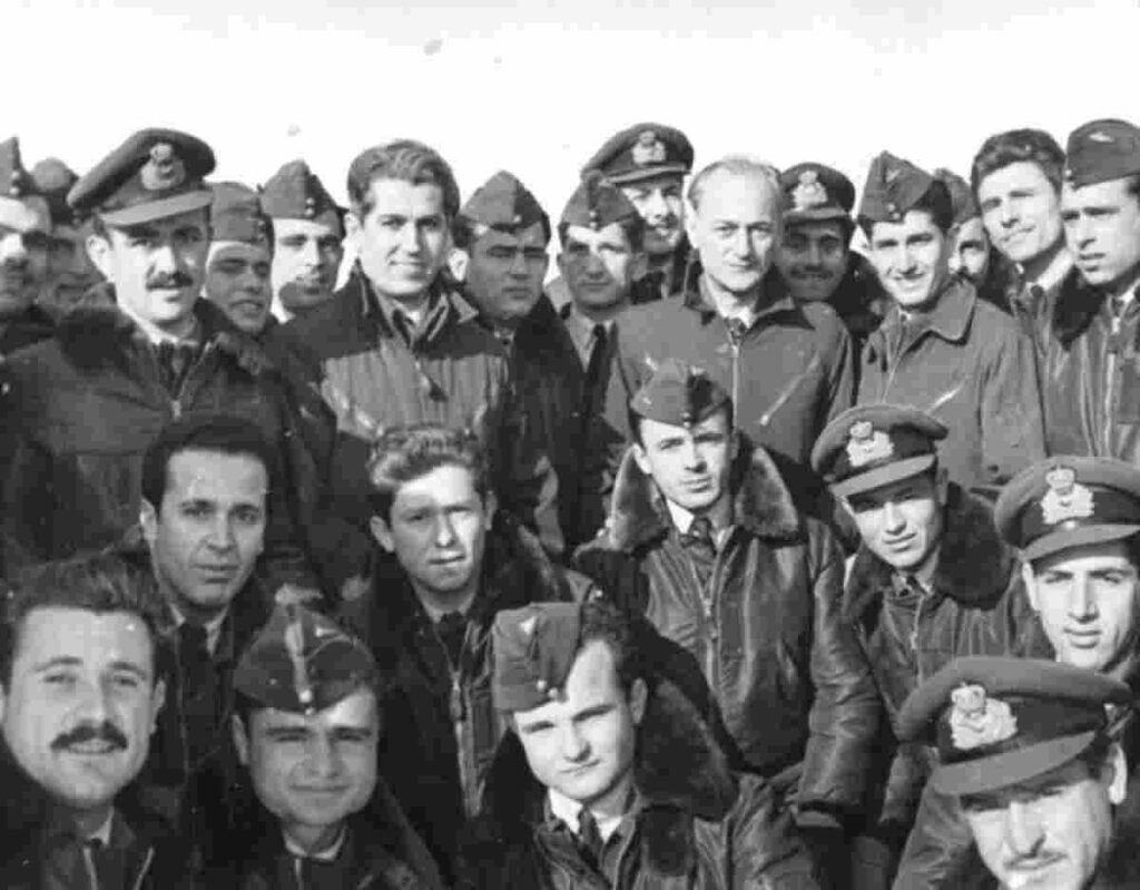 «Έφυγε» στα 102 του ο Κωνσταντίνος Χατζηλάκος, ο θρυλικός πιλότος του Β' Παγκοσμίου Πολέμου (φωτο)
