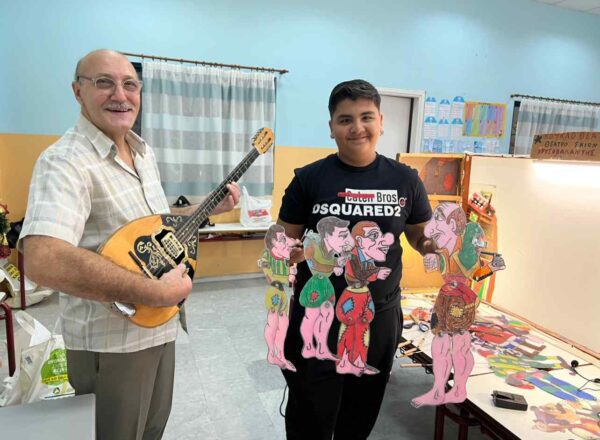 Θεσσαλονίκη: Καραγκιοζοπαίχτης ετών 12 «πάντρεψε» την τραπ μουσική με τον Καραγκιόζη