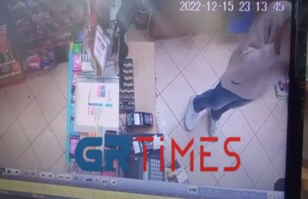 Θεσσαλονίκη: Βίντεο ντοκουμέντο από ληστεία - Ο δράστης απειλεί με μαχαίρι τον υπάλληλο