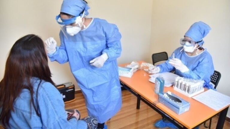 Πώς θα επιστρέψουν οι ανεμβολίαστοι υγειονομικοί από Πρωτοχρονιά: Δύο τεστ την εβδομάδα, μάσκα υψηλής προστασίας
