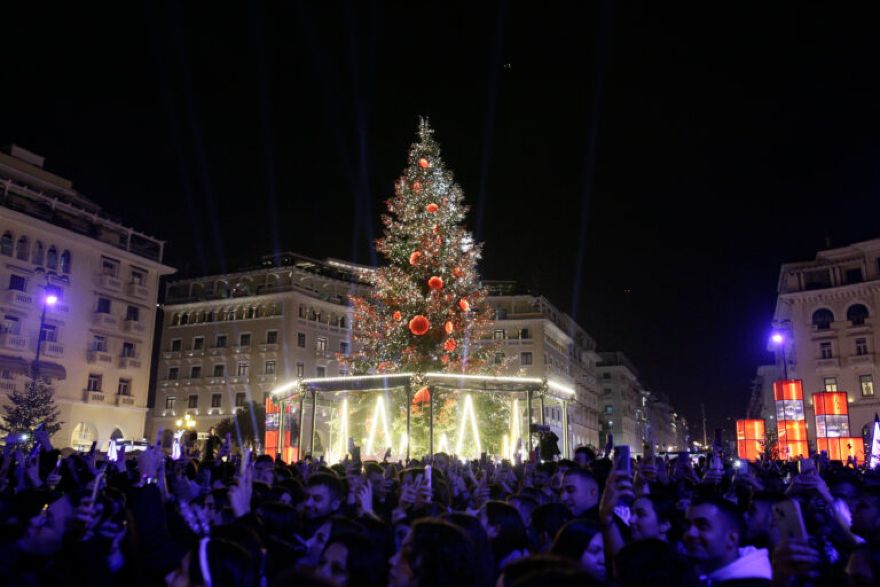 Θεσσαλονίκη: Άναψε το Χριστουγεννιάτικο δέντρο στην πλατεία Αριστοτέλους
