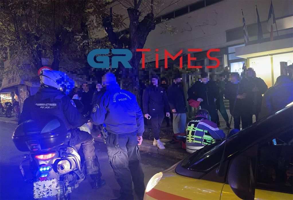 Θεσσαλονίκη: Άγριος καυγάς σε λεωφορείο με έναν τραυματία – Γιατί πιάστηκαν στα χέριαw