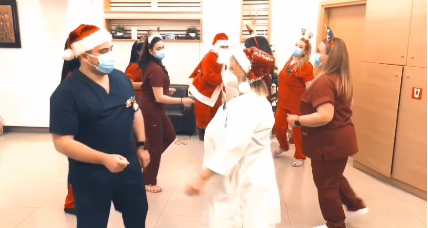 Γιατροί και νοσηλευτές χόρεψαν στον ρυθμό των Χριστουγέννων 