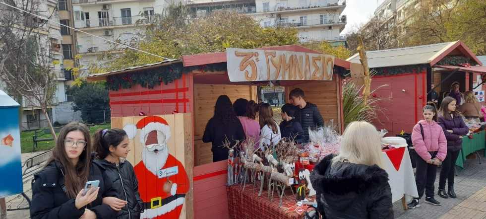 Σέρρες: Μπαζάρ στα Χριστουγεννιάτικα σπιτάκια της Πλατείας Εμπορίου- Εκπλήξεις από τους μαθητές του 3ου Γυμνασίου  