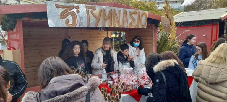 Σέρρες: Μπαζάρ στα Χριστουγεννιάτικα σπιτάκια της Πλατείας Εμπορίου- Εκπλήξεις από τους μαθητές του 3ου Γυμνασίου