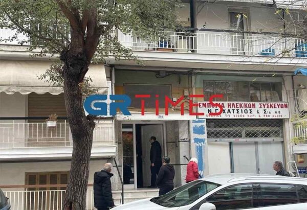 Τραγωδία στη Θεσσαλονίκη: Νεκρός ο άνδρας που έπεσε από φωταγωγό – Οι πρώτες εικόνες από το σημείο