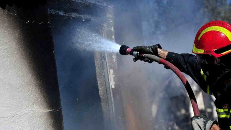 Φωτιά σε διαμέρισμα στο Γκύζη – Πυροσβέστες βρήκαν άνθρωπο νεκρό