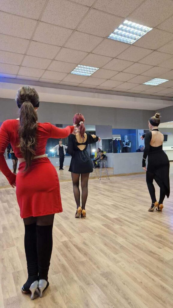 Ζεϊμπέκικο, βαλς, χιπ χοπ σε …αμπαλάζ- Χαρίζουν μέχρι και πακέτα εκμάθησης χορού φέτος οι Θεσσαλονικείς