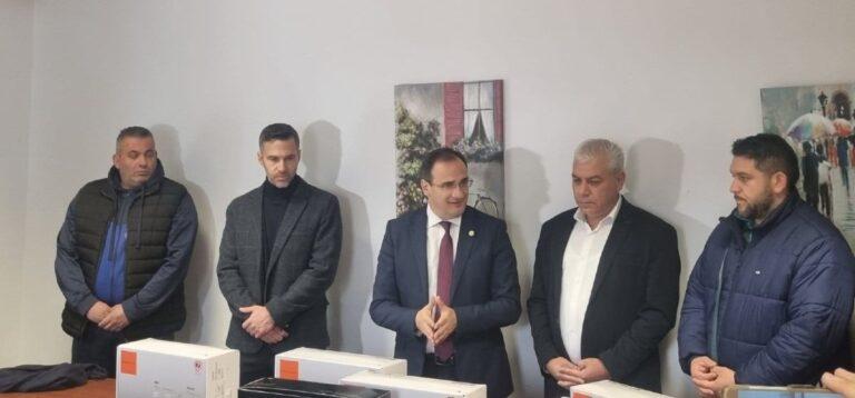 Έξι απινιδωτές παρέδωσε σήμερα ο Δήμαρχος Σερρών σε ερασιτεχνικά ποδοσφαιρικά σωματεία