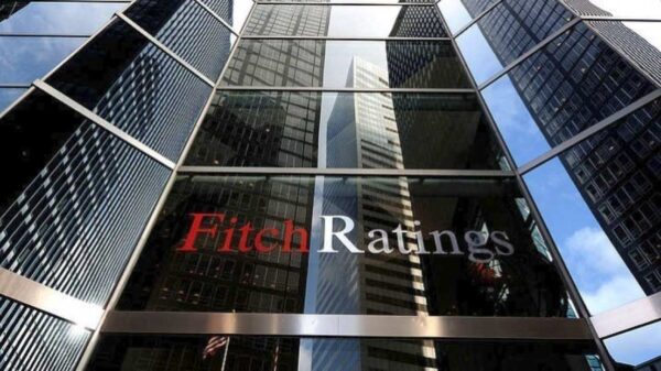 Ο οίκος Fitch αναβάθμισε τις προοπτικές της ελληνικής οικονομίας σε θετικές από σταθερές