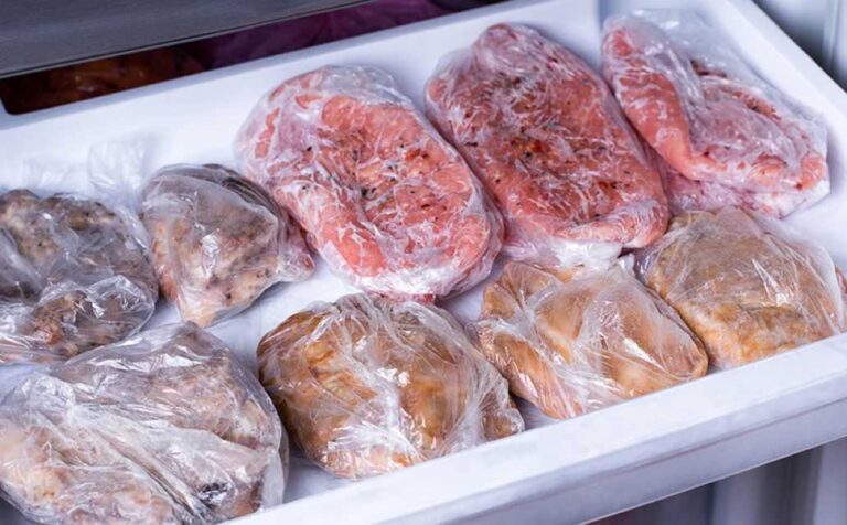 Πόσο διαρκεί το κατεψυγμένο κρέας – Ποιος είναι ο ασφαλέστερος τρόπος αποθήκευσης στην κατάψυξη