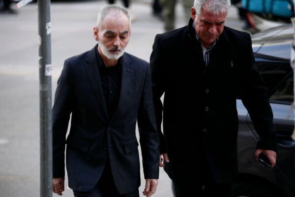 Ο πατέρας του Άλκη Καμπανού, Άρης Καμπανός προσέρχεται στη δίκη των 12 κατηγορουμένων για τη δολοφονία του Άλκη Καμπανού, στο Μικτό Ορκωτό Δικαστήριο Θεσσαλονίκης, Δευτέρα 23 Ιανουαρίου 2023. Συνεχίζεται στο Μικτό Ορκωτό Δικαστήριο Θεσσαλονίκης η δίκη των 12 κατηγορούμενων για την δολοφονία του Άλκη Καμπανού. ΑΠΕ-ΜΠΕ/ΑΠΕ-ΜΠΕ/ΑΧΙΛΛΕΑΣ ΧΗΡΑΣ