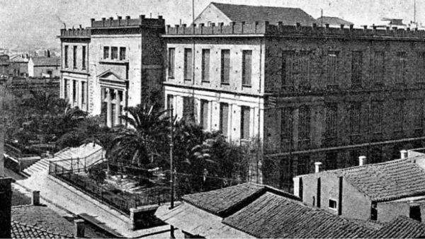 Εξάρχεια – Μία μακριά διαδρομή από τη λαμπρή λεωφόρο στα υποφωτισμένα στενά…