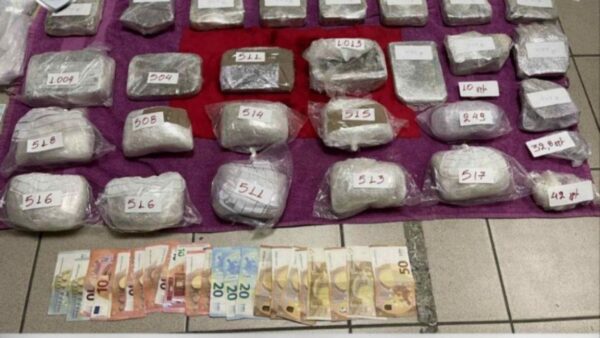 Θεσσαλονίκη: Χειροπέδες σε πέντε άτομα για διακίνηση ναρκωτικών – Κατασχέθηκαν 13 κιλά ηρωίνης