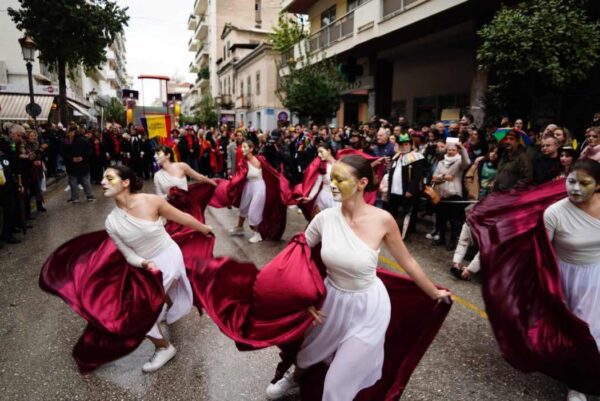 Θεματικός τουρισμός: Τζίρους εκατομμυρίων αφήνουν οι εκδηλώσεις των Αποκριών στην τοπική οικονομία