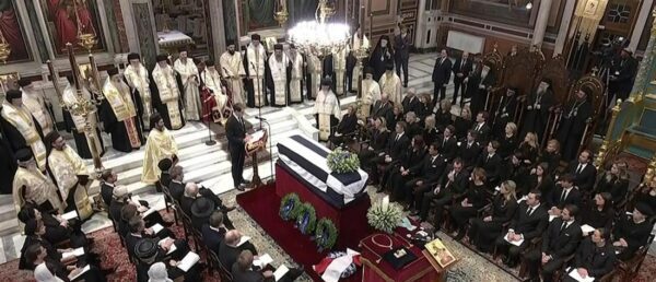 Γιατί ο Κάρολος και ο Ουίλιαμ δεν ήρθαν στην κηδεία του τέως βασιλιά Κωνσταντίνου