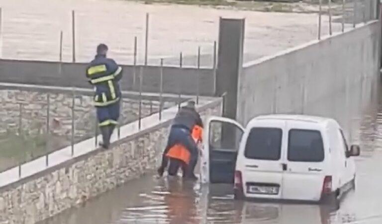 Πυροσβέστης σήκωσε στους ώμους οδηγό για να τον απεγκλωβίσει από τις πλημμύρες