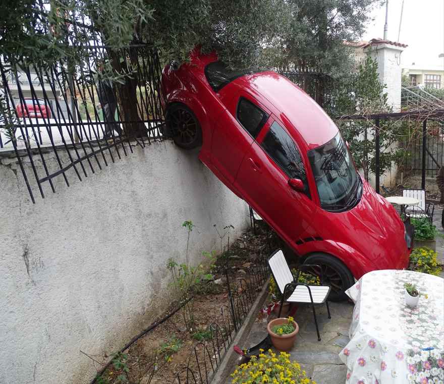 Απίστευτο τροχαίο στη Θεσσαλονίκη: Αυτοκίνητο έπεσε μέσα σε αυλή σπιτιού 