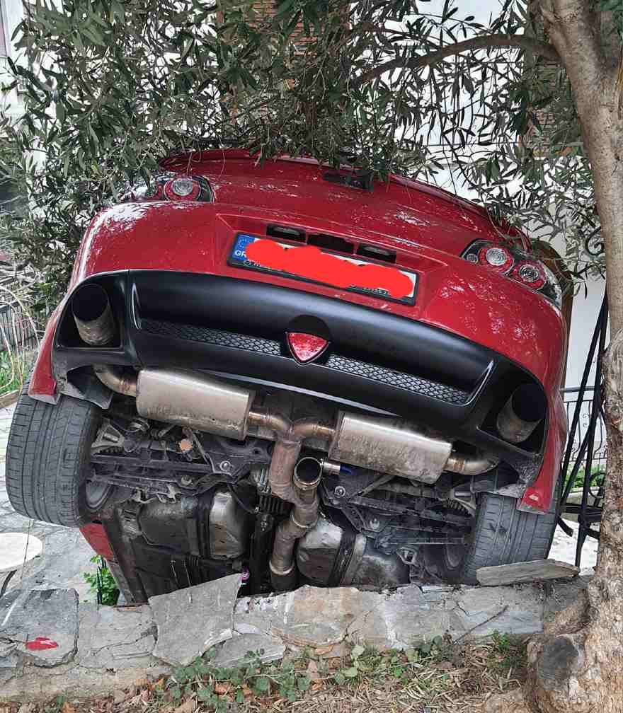 Απίστευτο τροχαίο στη Θεσσαλονίκη: Αυτοκίνητο έπεσε μέσα σε αυλή σπιτιού 