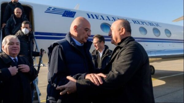 Προσγειώθηκε στην Τουρκία ο Ν. Δένδιας - Με θερμή αγκαλιά τον υποδέχθηκε ο Τσαβούσογλου