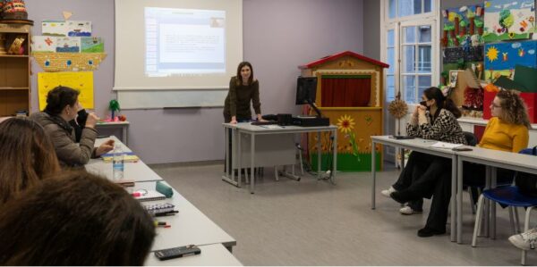 Γυναίκες προσφυγικής καταγωγής επιμορφώνονται ως «νταντάδες της γειτονιάς»