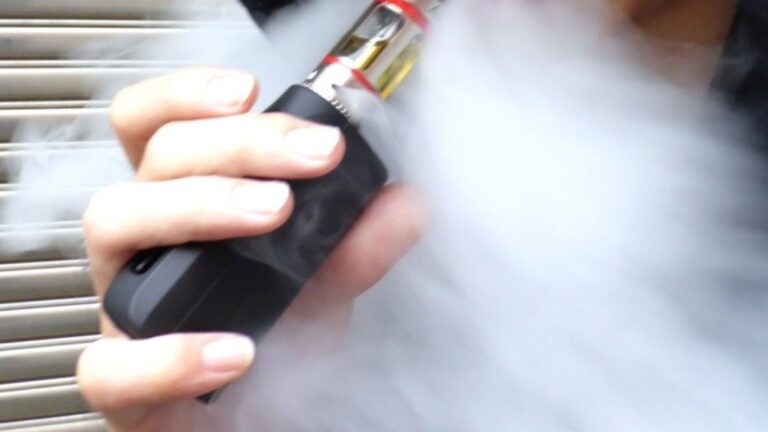 Ηλεκτρονικό τσιγάρο: Μπορεί να αυξάνει τον κίνδυνο σοβαρής Covid-19 στους νέους