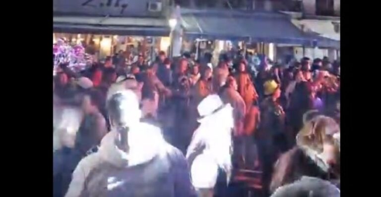 Σέρρες, Δείτε βίντεο: Βούλιαξε το Σιδηρόκαστρο στην βραδινή παρέλαση Καρναβαλιού