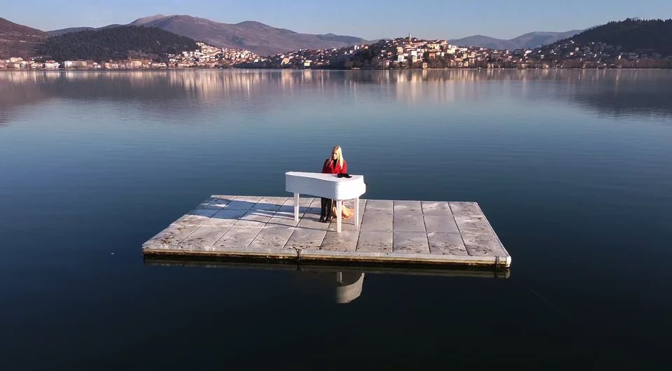 Μοναδικό θέαμα στην Καστοριά: Η «ιπτάμενη πιανίστα» έπαιξε πιάνο στη μέση της λίμνης