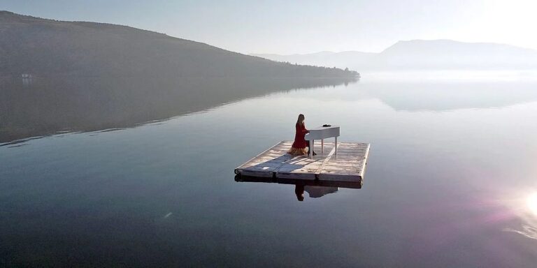 Μοναδικό θέαμα στην Καστοριά: Η «ιπτάμενη πιανίστα» έπαιξε πιάνο στη μέση της λίμνης