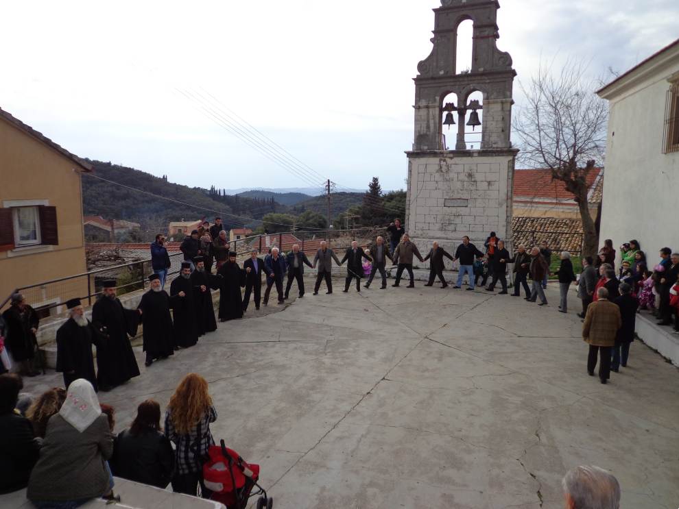 Μοναδικό έθιμο: Ο χορός των γερόντων στην Κέρκυρα- "Δόξα να…", με πρώτο χορευτή ιερέα