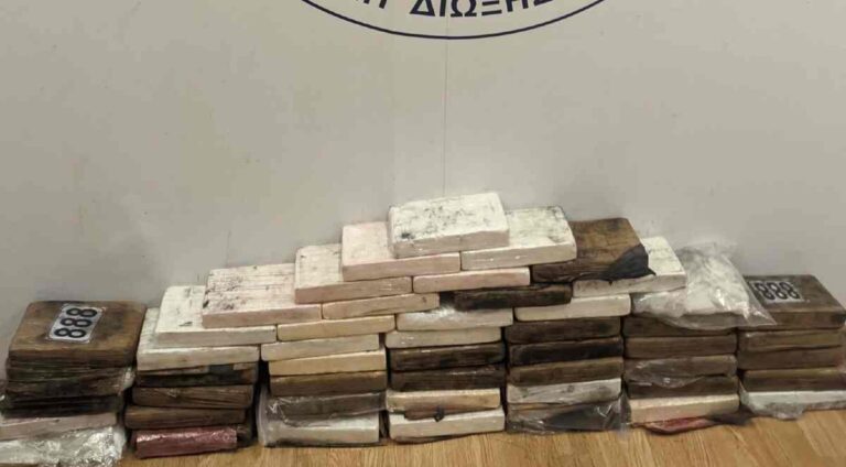 ΓΑΔΑ: Κατασχέθηκαν 57 κιλά κοκαΐνης σε εμπορευματοκιβώτιο στο λιμάνι του Πειραιά (φωτο)