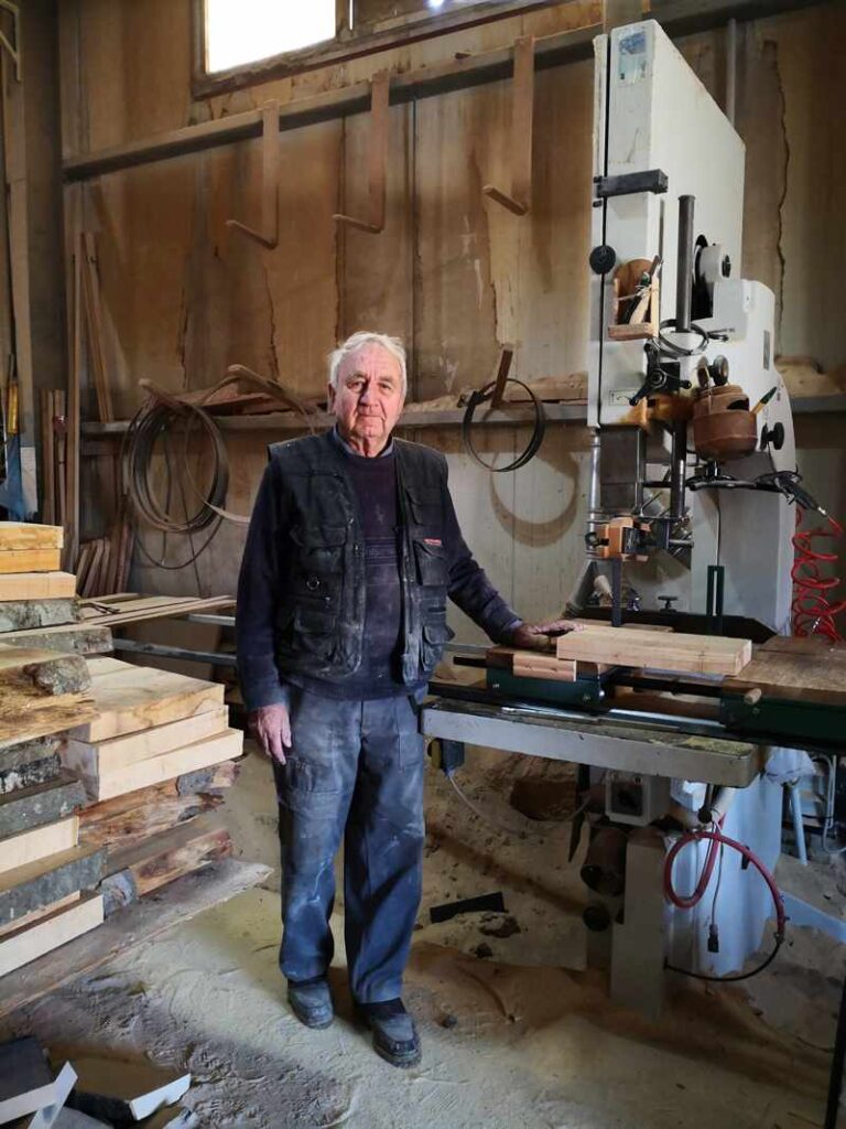 Ξύλινα προϊόντα οικιακής χρήσης με τα χέρια κατασκευάζει εργαστήριο στα Τρίκαλα