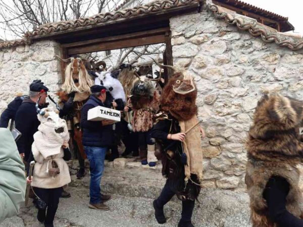 Σάτυρα, μεταμφιέσεις και πολύ κέφι στο Αποκριάτικο Δρώμενο «Μπαμπούγερα» Βαμβακοφύτου