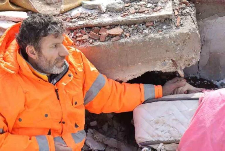 Σεισμός στην Τουρκία: Ο πατέρας που κρατούσε μέσα από τα ερείπια το χέρι της νεκρής του κόρης, συναντά ξανά τον φωτογράφο