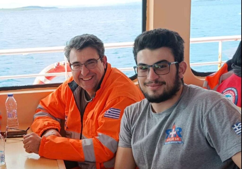 Θεσσαλονίκη: Πατέρας και γιος επιχείρησαν μαζί στα χαλάσματα των φονικών σεισμών στην Τουρκία