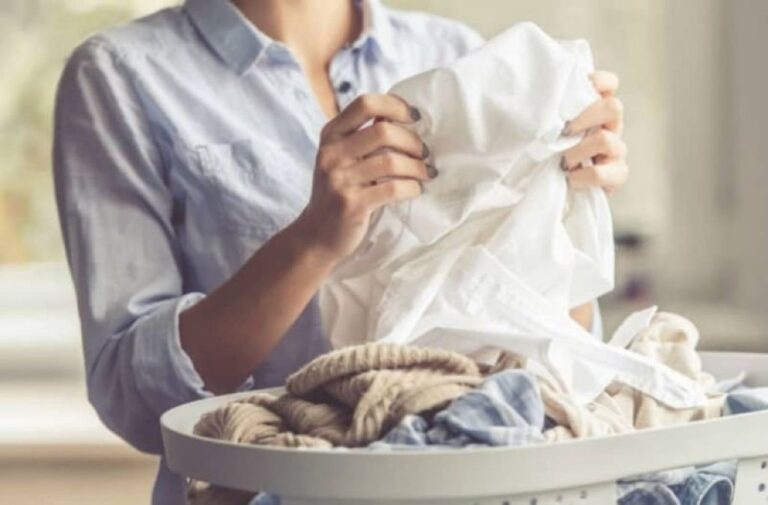 Πώς να διώξετε την άσχημη μυρωδιά από τα φρεσκοπλυμένα ρούχα σας
