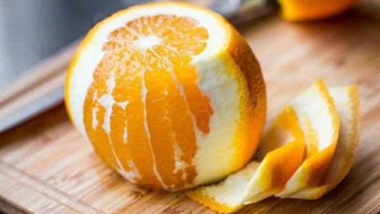 Δείτε τι θα συμβεί αν βάλετε μια φλούδα πορτοκαλιού στον φούρνο σας