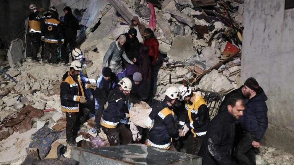Σεισμός στην Τουρκία: Εικόνες καταστροφής και χάους- Μέσα στο κρύο και τη βροχή αναζητούν επιζώντες στα συντρίμμια