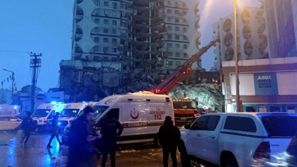 Σεισμός στην Τουρκία: Ομάδα 21 πυροσβεστών από την 1η ΕΜΑΚ αναχωρεί- Εκατοντάδες οι νεκροί, χιλιάδες οι τραυματίες
