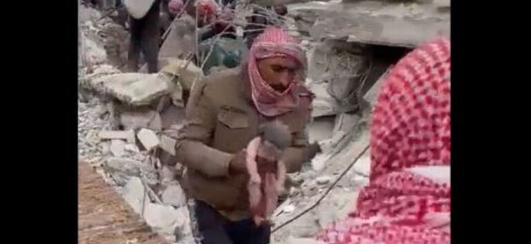 To νεογέννητο που έχασε όλη του την οικογένεια στον σεισμό στη Συρία, βρήκε αγκαλιά στους θείους του