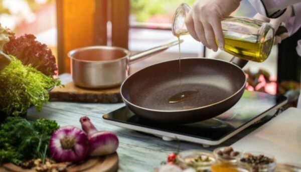 Το κόλπο για να μυρίζει το σπίτι σας υπέροχα μετά το τηγάνισμα