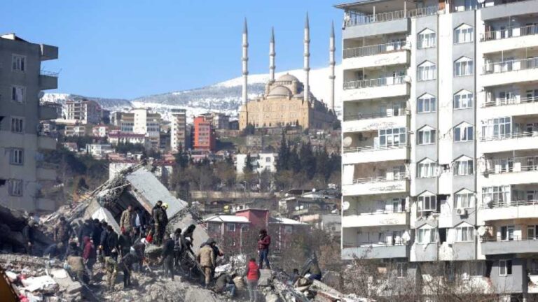 Αγωνία πάνω από τα χαλάσματα: Πάνω από 15.000 νεκροί σε Τουρκία και Συρία - Δεκάδες χιλιάδες τραυματίες (νέος προσωρινός απολογισμός)
