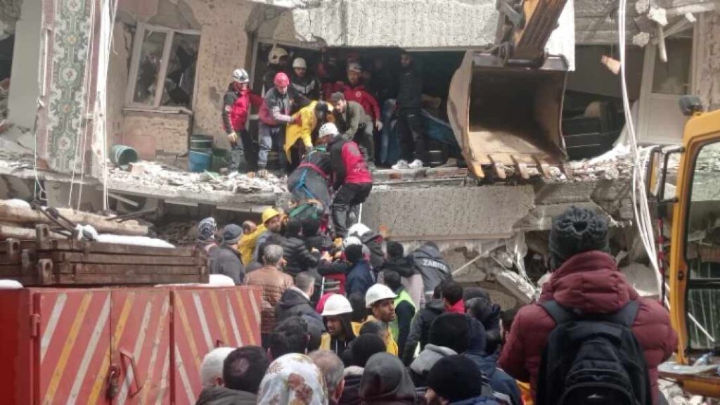 Σεισμός στην Τουρκία: Εικόνες καταστροφής και χάους- Μέσα στο κρύο και τη βροχή αναζητούν επιζώντες στα συντρίμμια