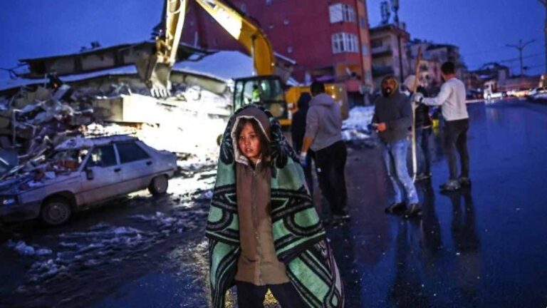 Τουλάχιστον 7.266 νεκροί από τους σεισμούς