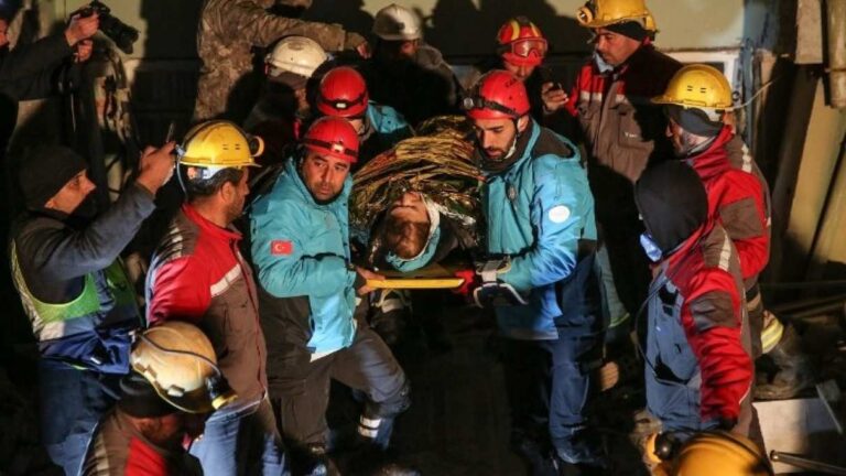 Σεισμός Τουρκία: 17χρονη βγήκε ζωντανή από τα ερείπια μετά από 11 ημέρες
