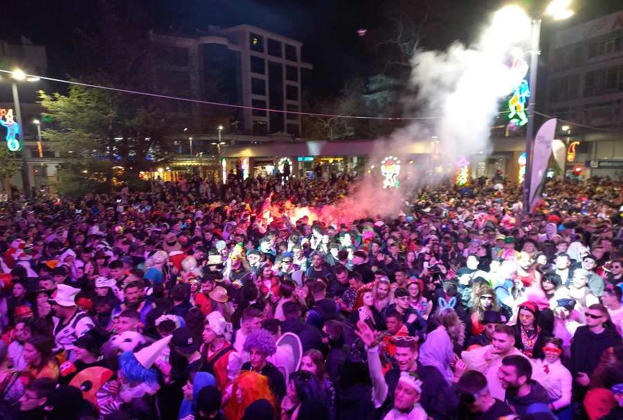 Ξάνθη: Χιλιάδες καρναβαλιστές έκαναν τη νύχτα ημέρα