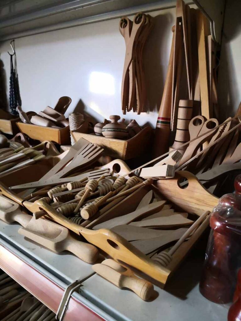 Ξύλινα προϊόντα οικιακής χρήσης με τα χέρια κατασκευάζει εργαστήριο στα Τρίκαλα