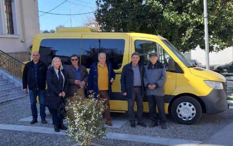 Σερραίος γιατρός δώρισε μικρό λεωφορείο στον παιδικό σταθμό για την μεταφορά των μικρών μαθητών