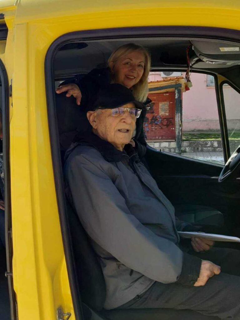 Σερραίος γιατρός δώρισε μικρό λεωφορείο στον παιδικό σταθμό για την μεταφορά των μικρών μαθητών
